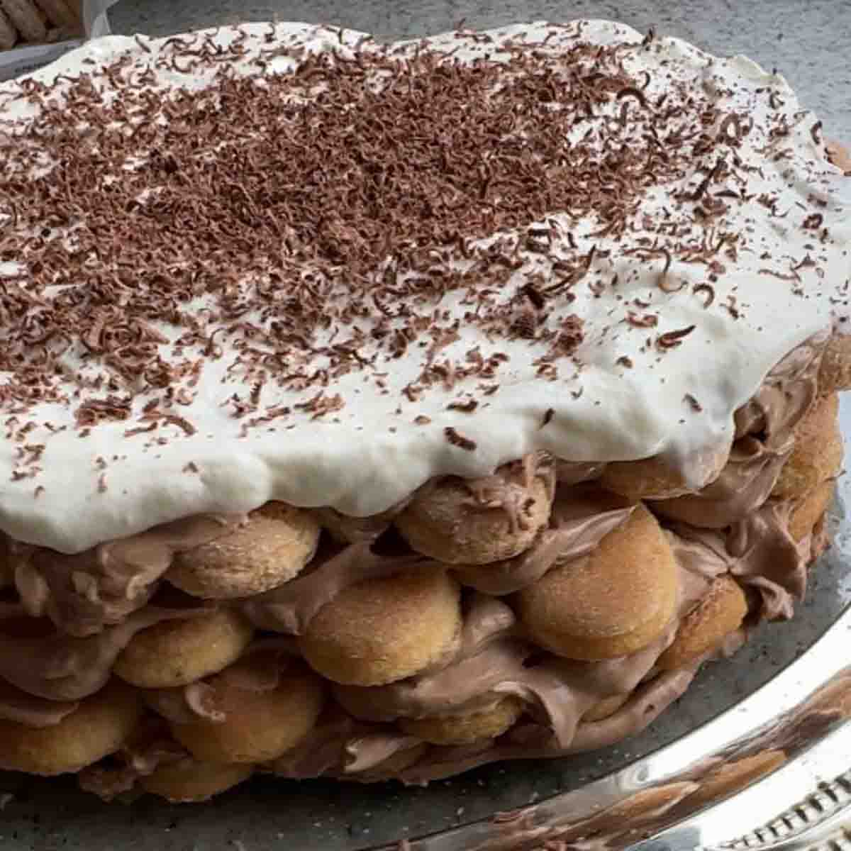 Biskottentorte mit Schlagobers und geraspelter Schokolade.