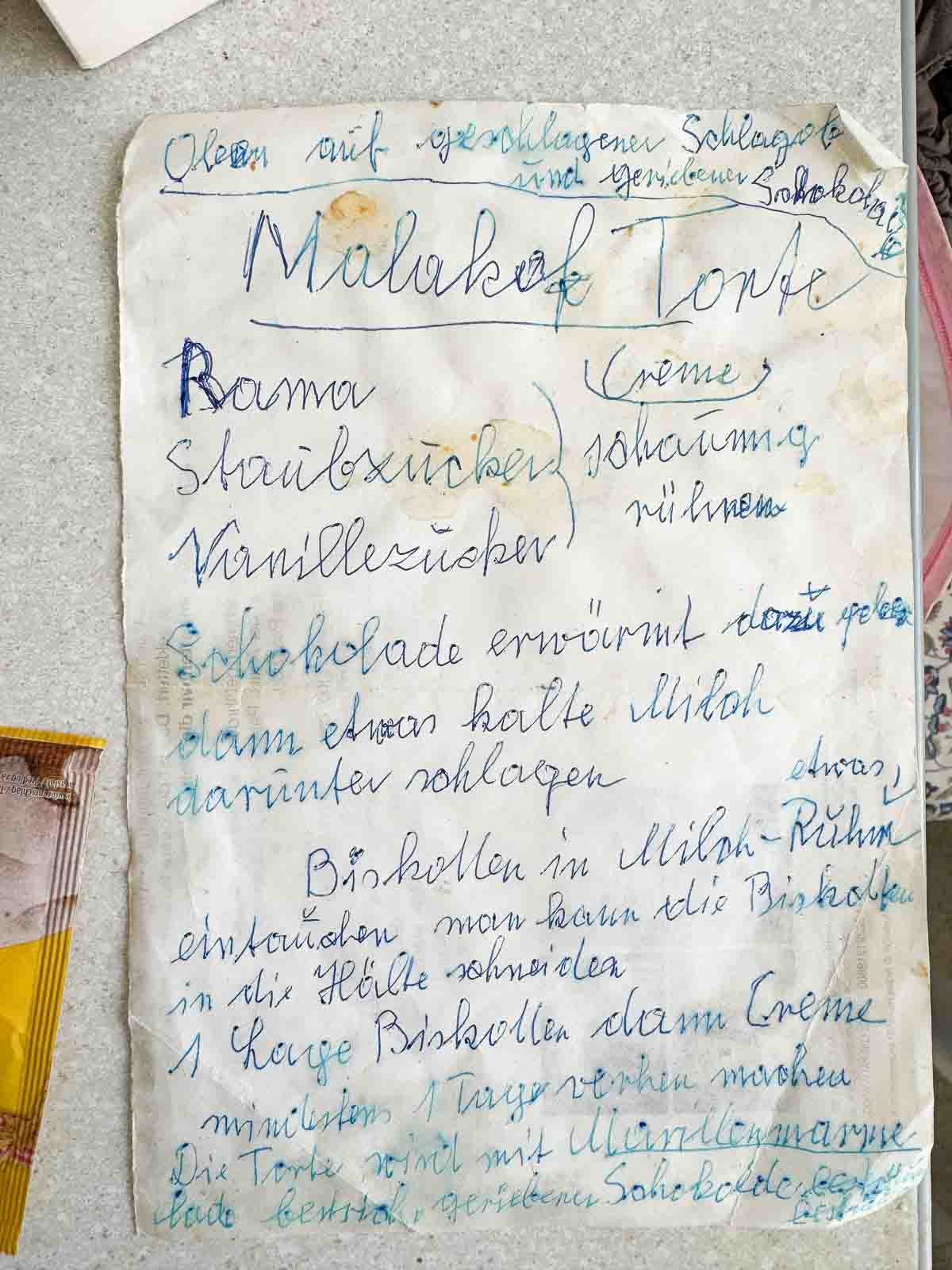 Original handgeschriebener Rezepttext für Omas Biskottentorte.