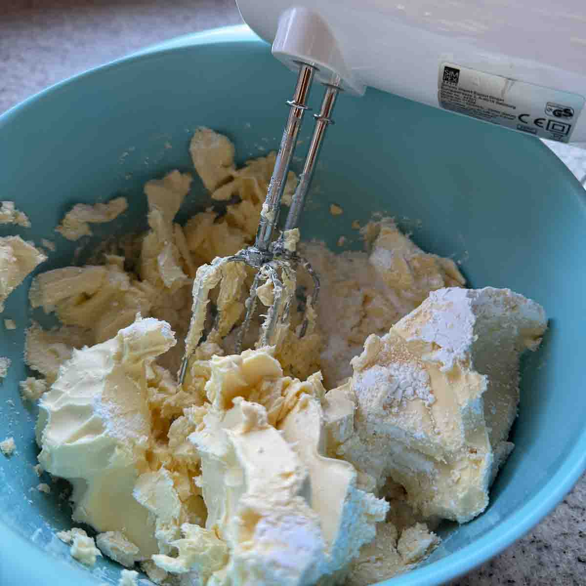 Margarine im Mixer schaumig rühren.