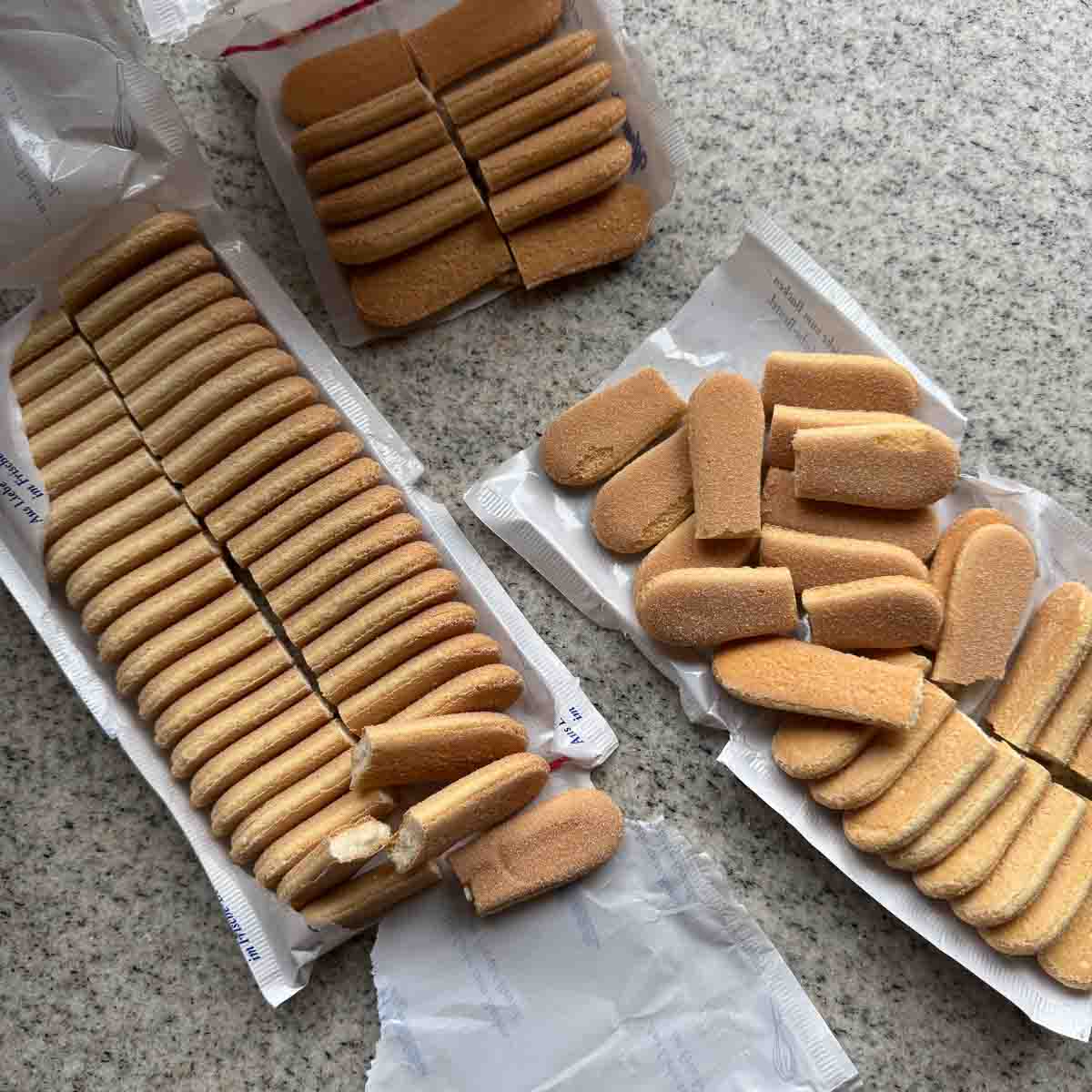 In die Hälfte geschnittene Biskotten.